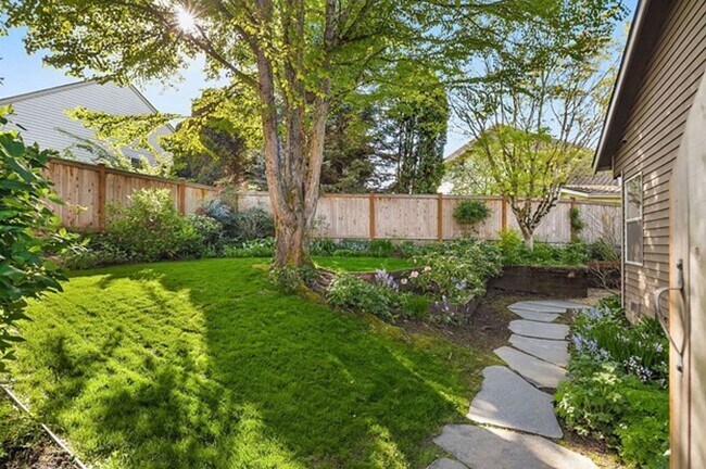 Building Photo - Exceptional home on a quiet cul-de-sac in ...