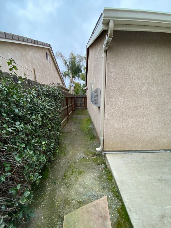 Building Photo - NW Visalia Home coming soon!!