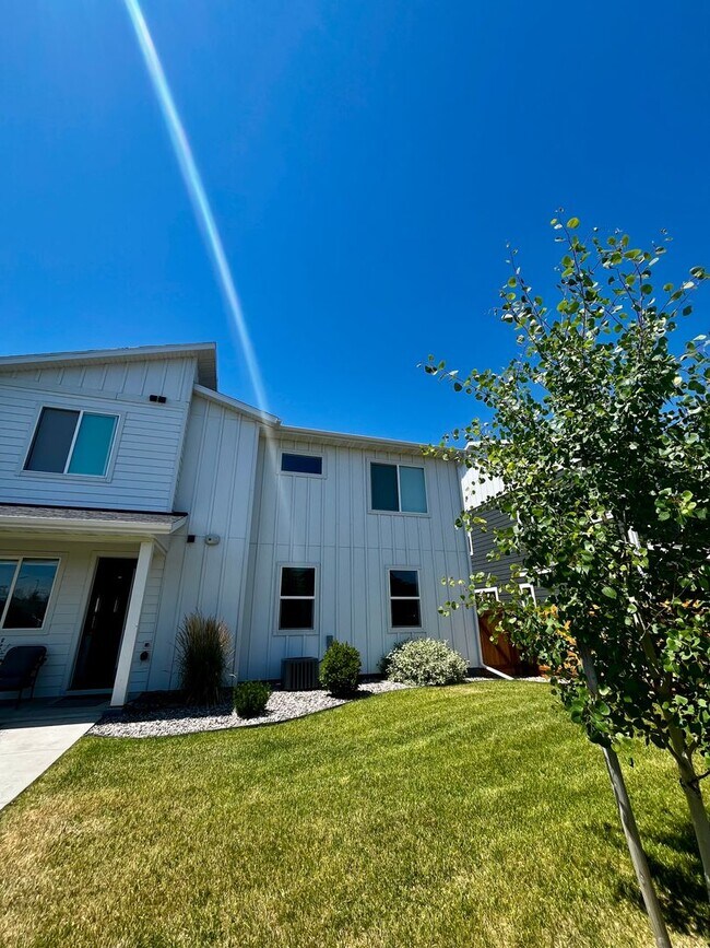 Building Photo - Modern 3-Bedroom Home Close to Gallatin Co...