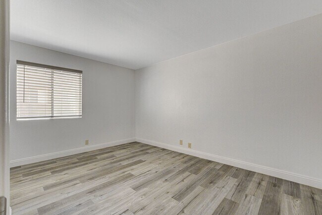 Building Photo - SINGLE BEDROOM CONDO IN GUARD GATED COMMUN...