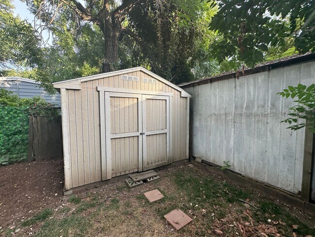 Building Photo - Country Living