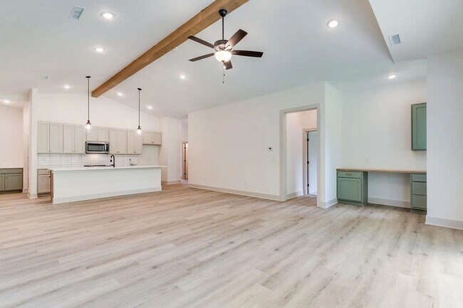 Building Photo - Beautiful and Modern 2 Bedroom