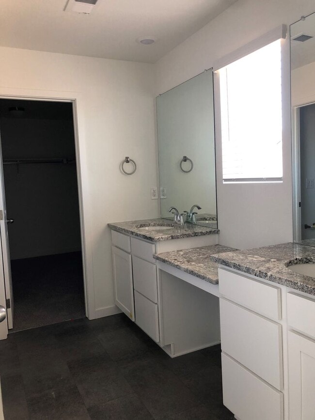 Building Photo - Beautiful Home in Frederick with Solar Panels!