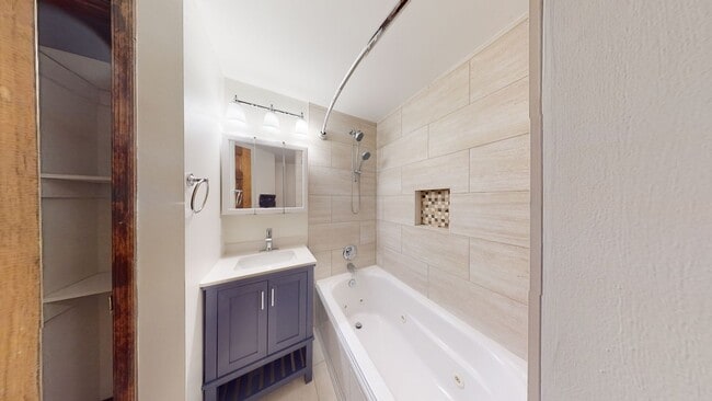 Building Photo - Foggy Bottom 1,200 Square Foot Rowhouse Off Washington Circle W/Exposed Brick! Prime Location!