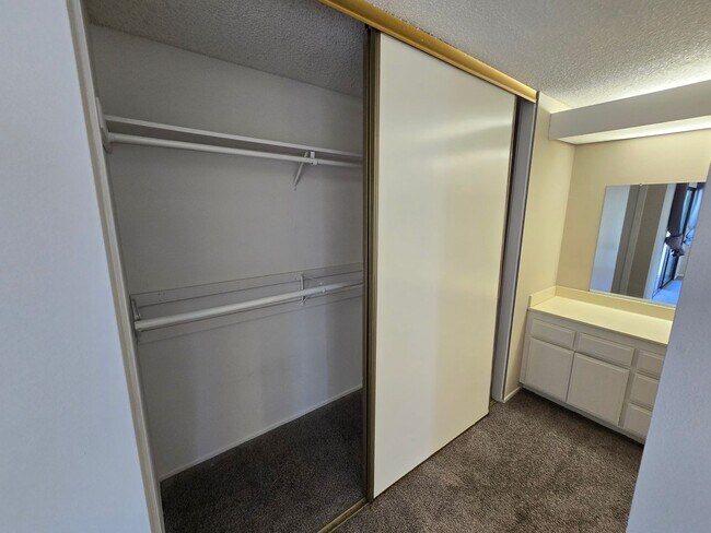 Building Photo - Fantastic 4 Bed, 3 Bath condo!
