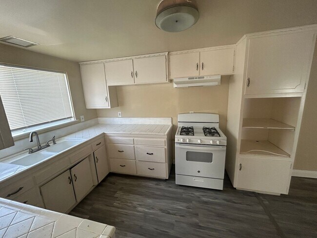 Building Photo - BARSTOW 3 bedroom 2 bath- 2 car garage HOME