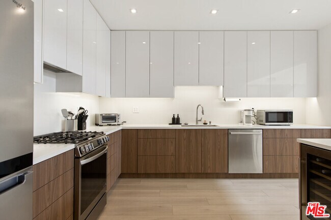 Building Photo - 10630 Wilkins Ave