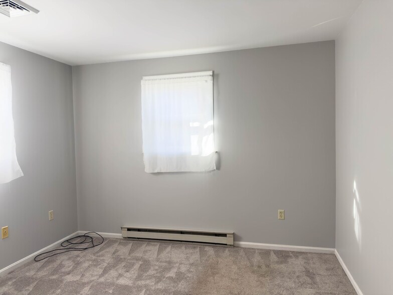 Building Photo - 2231 Donough Dr