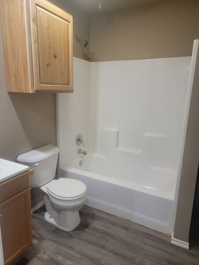 Building Photo - 3BD 2BR 1 CAR GARAGE *Section 8 approved