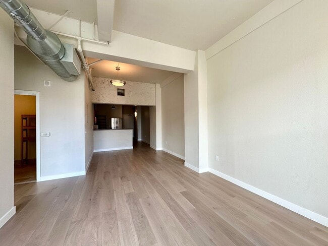 Building Photo - Bright 1BR/1BA Condo in Downtown SF – Step...
