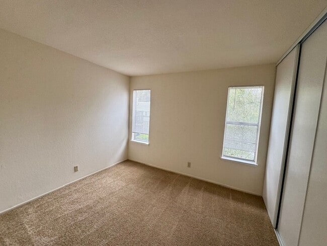 Building Photo - Upper level 2 bedroom 2 bath condo, laundry in unit!