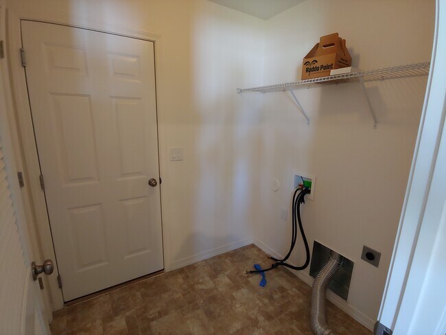 Building Photo - Modern Home with Large Fenced Yard