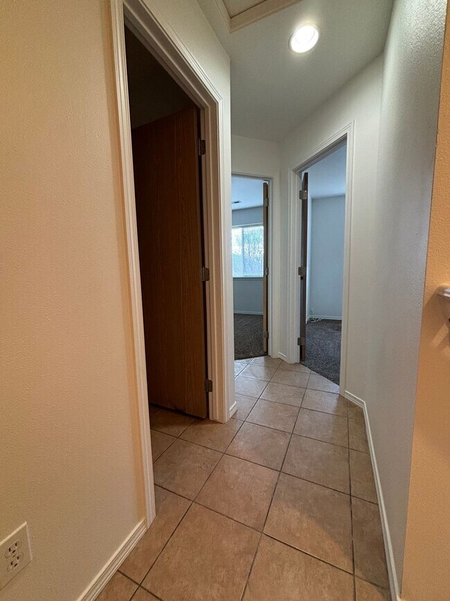 Building Photo - Pet Friendly 3 bedroom Townhouse!