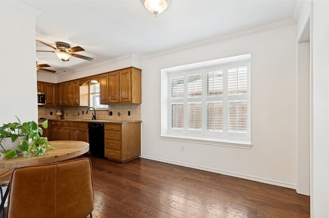 Building Photo - 1005 De Pauw Dr