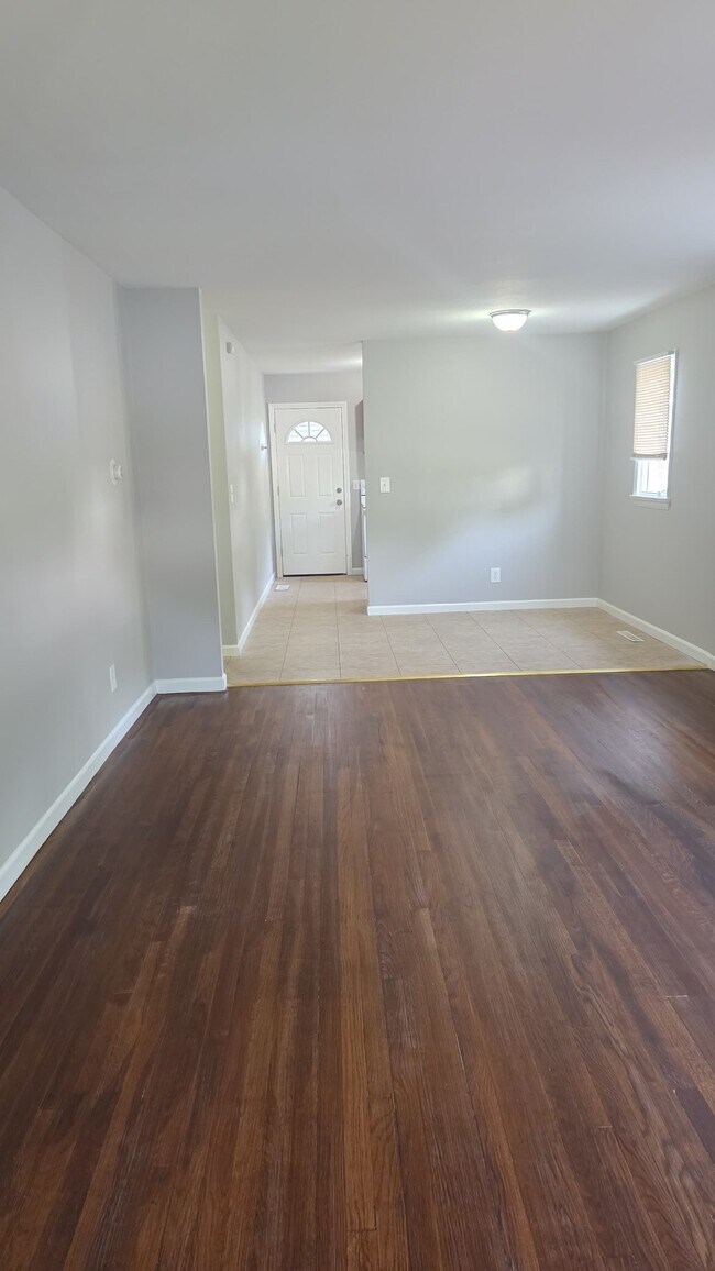 Building Photo - 40 Whitewood Rd