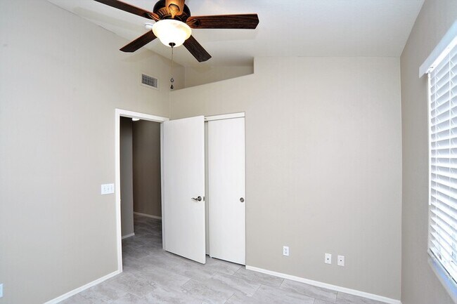 Building Photo - All tile 4 bedroom home in Oro Valley!