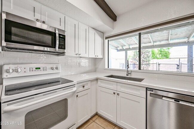 Building Photo - 1218 E Vinedo Ln