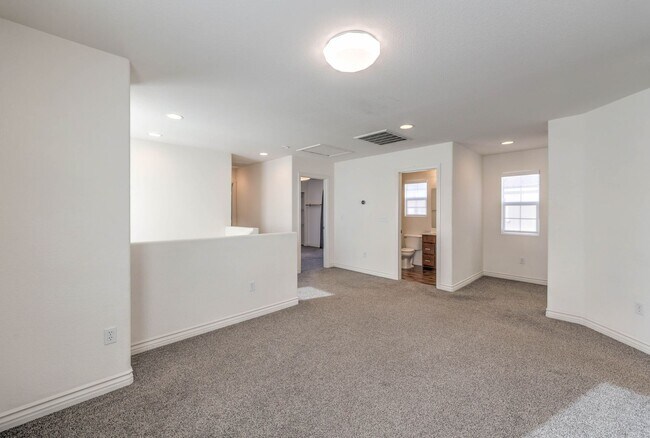 Building Photo - Stunning 3 Bedroom 2.5 Bathroom Home in Gate Community