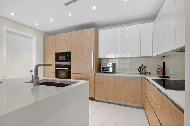 Building Photo - 3100 N Ocean Dr