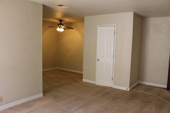 Building Photo - CUTE CONDO 1 BEDROOM, 1 BATHROOM, NEAR STR...