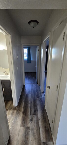 Building Photo - 522 5th St W