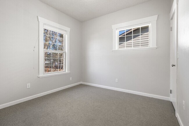 Building Photo - 709 McKenzie Ave