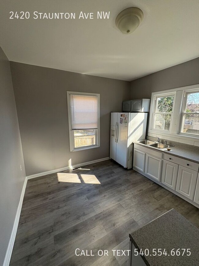 Building Photo - 4 Bed 2 Bath House off Orange Ave! (EXCUSE...