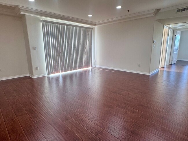 Building Photo - Spacious 3 bedroom condo in Van Nuys