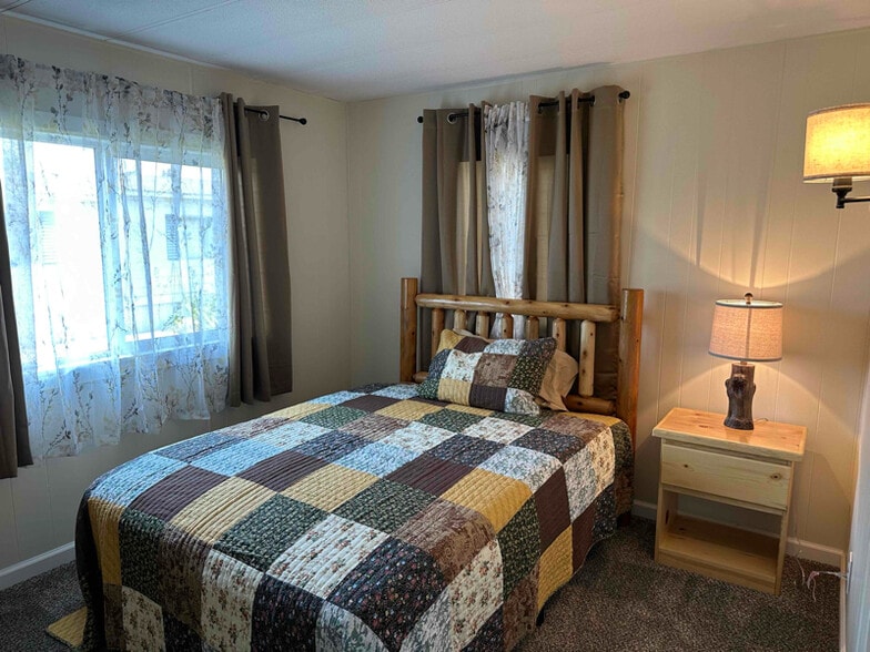 Building Photo - 712 SE Railroad Ave