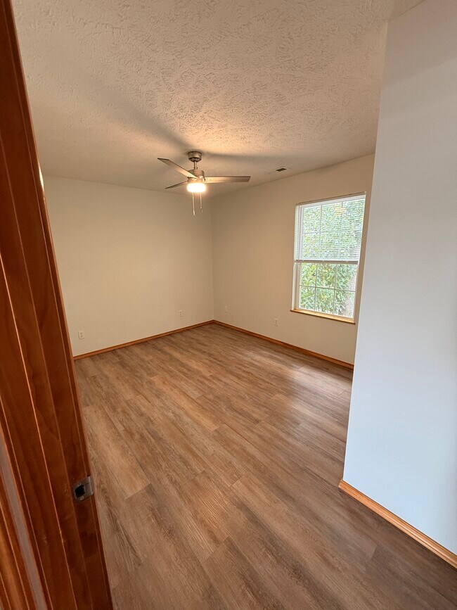 Building Photo - 1106 W Farmer St