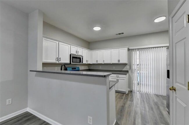 Building Photo - 903 Redwood Dr