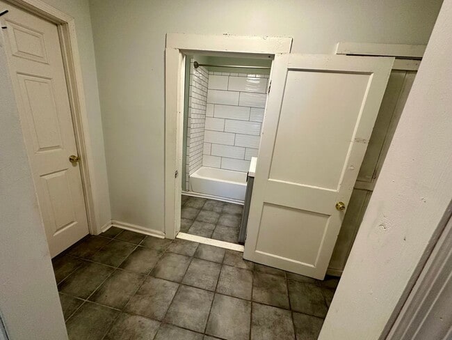 Building Photo - 2 BED | 1 BATH | BACKYARD | EASTSIDE (Anderson and E 31st)