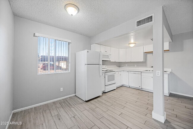 Building Photo - 3445 E Earll Dr