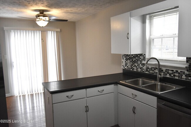 Building Photo - 4313 Hickoryview Dr