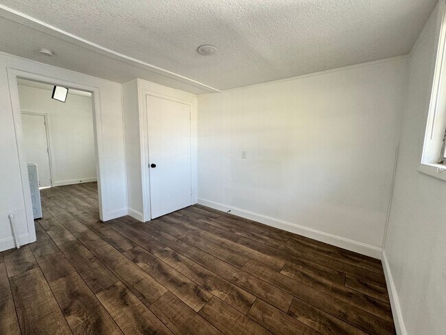 Building Photo - Fully Renovated 3 Bed/ 2 Bath Available Now!