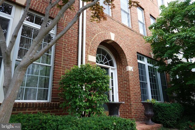 Building Photo - 1115 Crestfield Dr