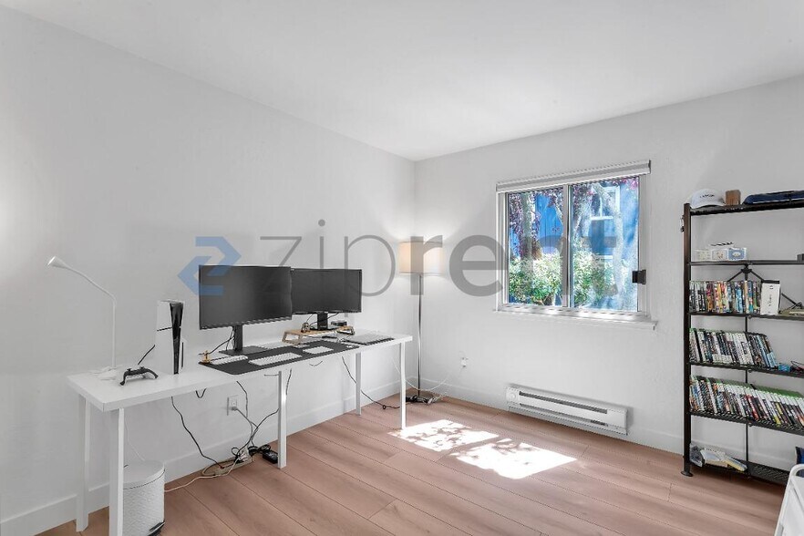 Building Photo - Unit 3