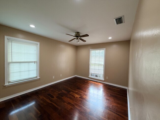 Building Photo - 1017 Westbury Dr