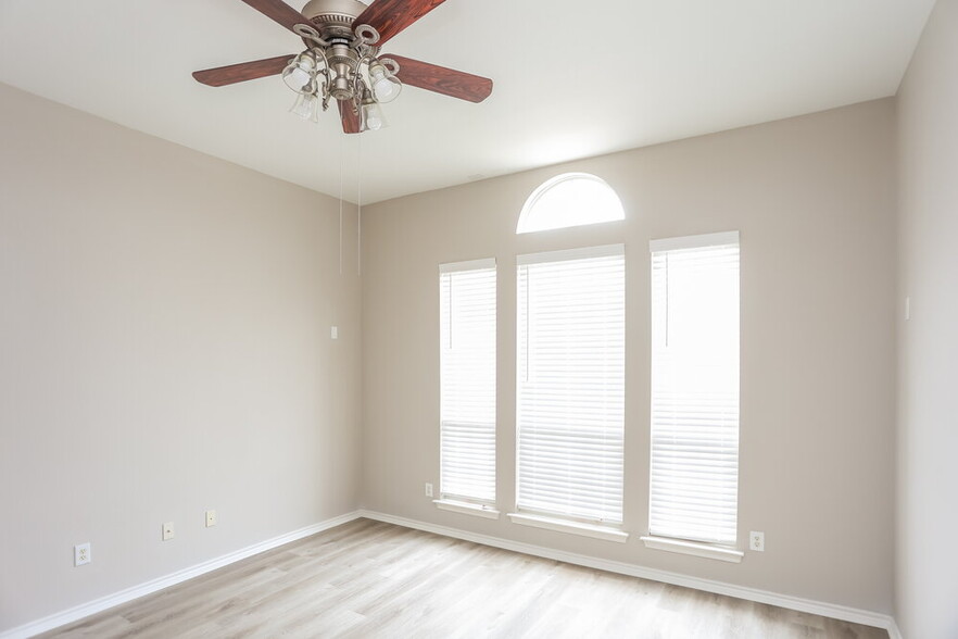 Building Photo - 4520 Chesapeake Bay Dr