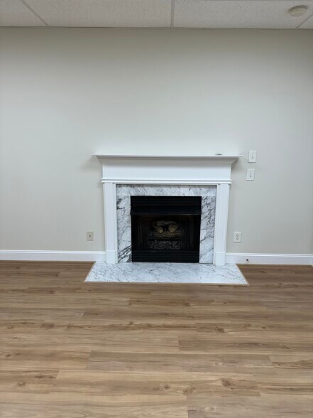 Building Photo - 6935 Old Valley School Rd