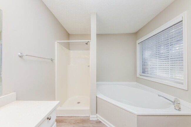 Building Photo - 2740 Owens Dr