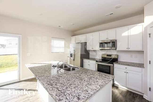 Building Photo - 3211 Newell Vlg Dr