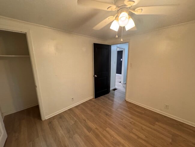 Building Photo - 604 Elmira Ave