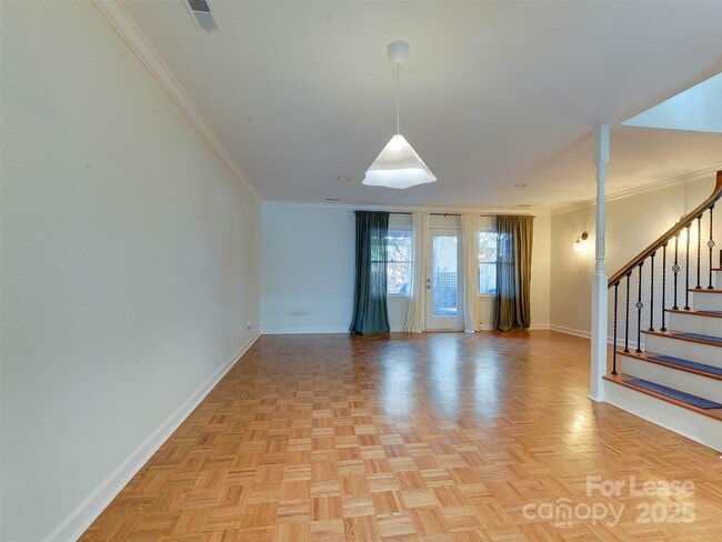 Building Photo - 527 Hawthorne Ln