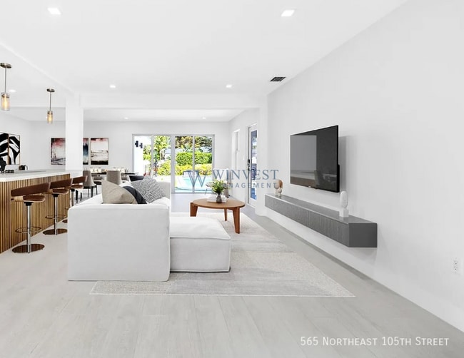 Building Photo - 565 NE 105th St