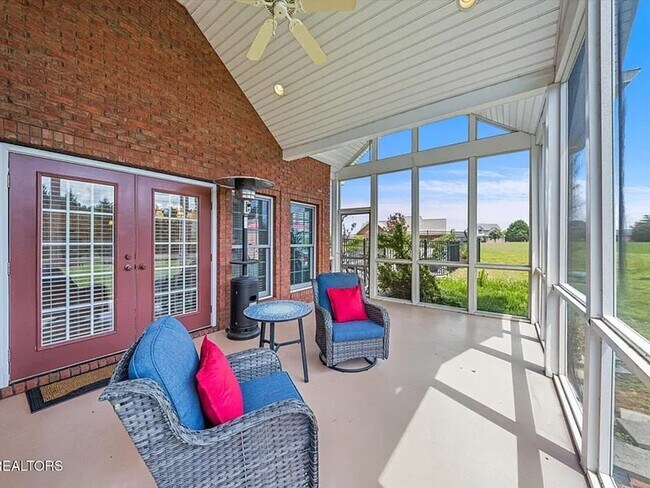 Building Photo - Luxury & Convenience!!