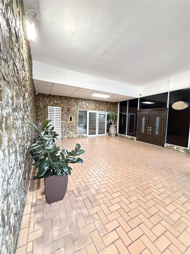 Building Photo - 1801 S Ocean Dr