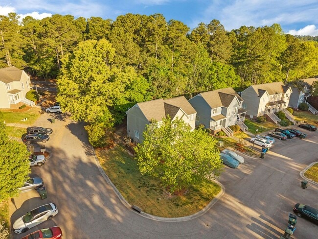Building Photo - Fantastic End-Unit Townhome Available Now!
