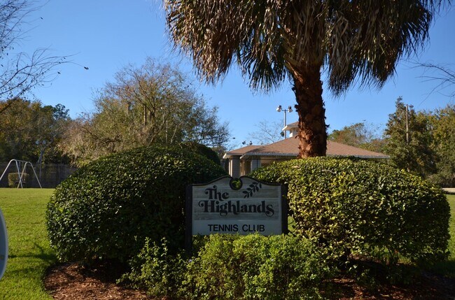 Building Photo - Lovely Winter Springs Condo ~ Vinyl Plank Flooring and Large Screened Patio!