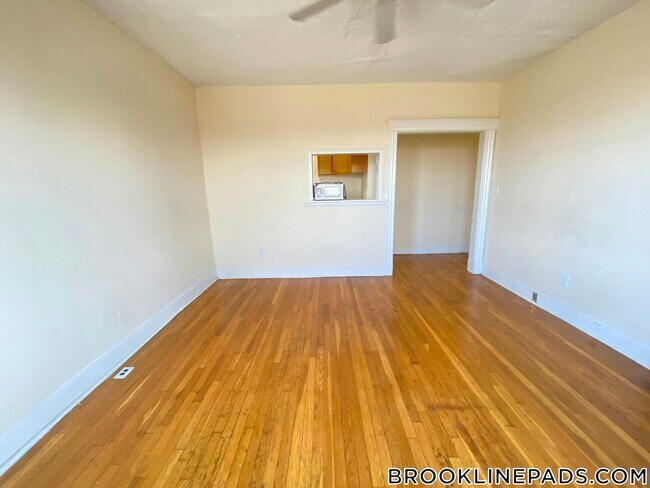 Building Photo - 352 Riverway